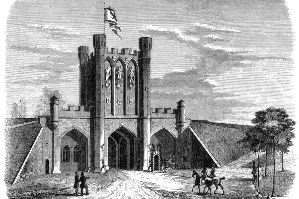 Королевские ворота - вид днем с улицы Фрунзе