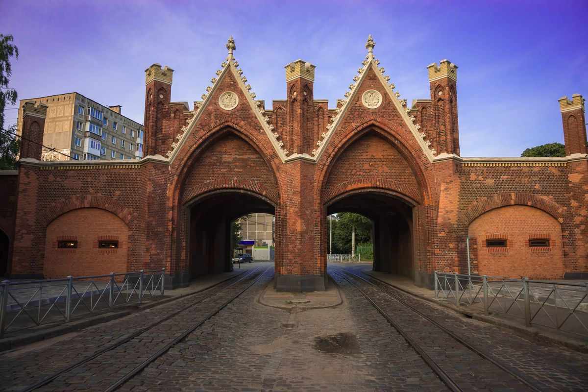 Бранденбургские ворота днем - вид с улицы Багратиона