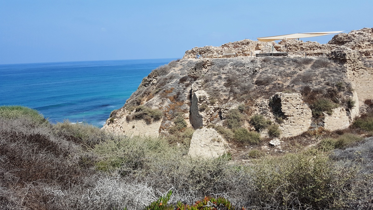Крепость Аполлония-Арсуф - вид на Средиземное море со скалы